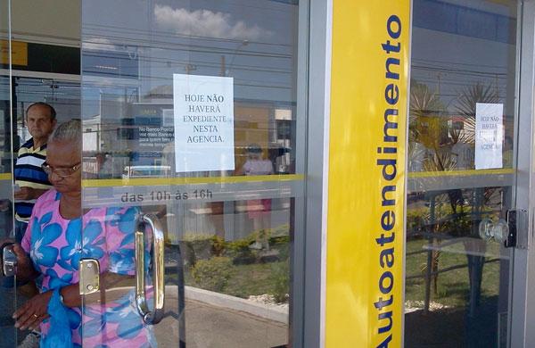 Aviso na porta comunica que a ag&ecirc;ncia n&atilde;o ter&aacute; expediente nesta segunda-feira (Shana Maria Pereira/AAN)