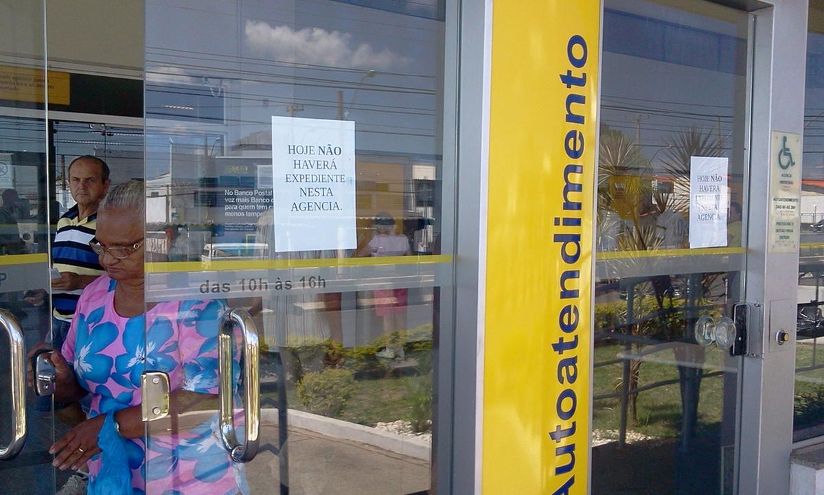 Cartaz afixada na entrada do banco avisa que ag&ecirc;ncia n&atilde;o ter&aacute; atendimento ao p&uacute;blico (Shana Maria Pereira/AAN)