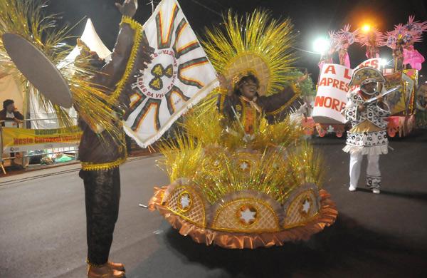 Mestre-sala e porta-bandeira durante apresenta&ccedil;&atilde;o da Escola de Samba Vila Padre Anchieta, em Campinas ( Carlos Sousa Ramos/AAN)