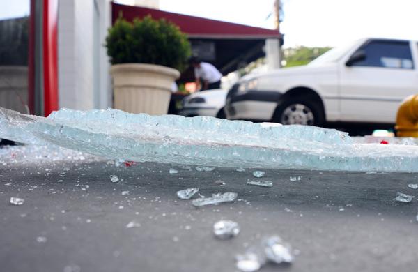 Restos de vidro da janela quebrada do Banco Bradesco, durante tumulto na madrugada de ter&ccedil;a (4): cinco com&eacute;rcios foram danificados (Elcio Alves/ AAN )