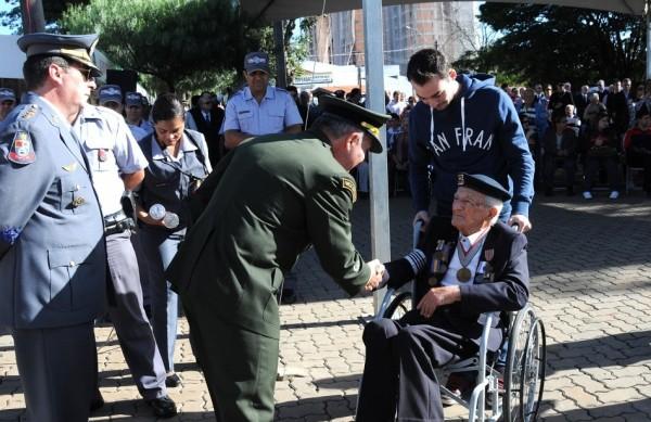Natalino Antonio Augusto, morreu aos 104; na imagem, o ele recebe homenagem no anivers&aacute;rio de 81 anos do conflito armado, vestido com farda de gala, em 2013 ( Carlos Sousamos/AAN)