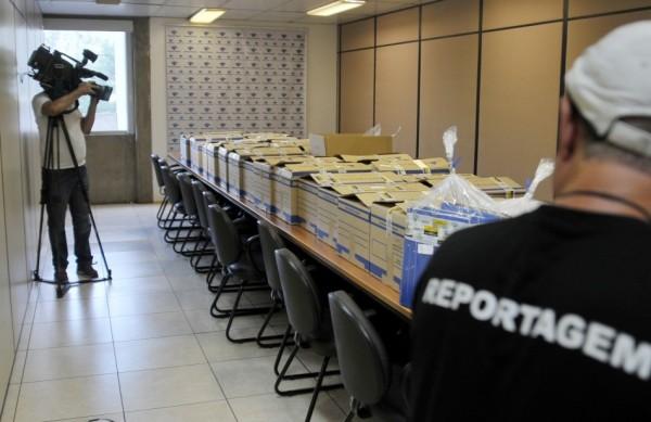 Nos cinco mandados cumpridos agentes da Pol&iacute;cia Federal, Receita e Minist&eacute;rio P&uacute;blico recolheram mais de 200 caixas com documentos ( Leandro Ferreira/AAN)