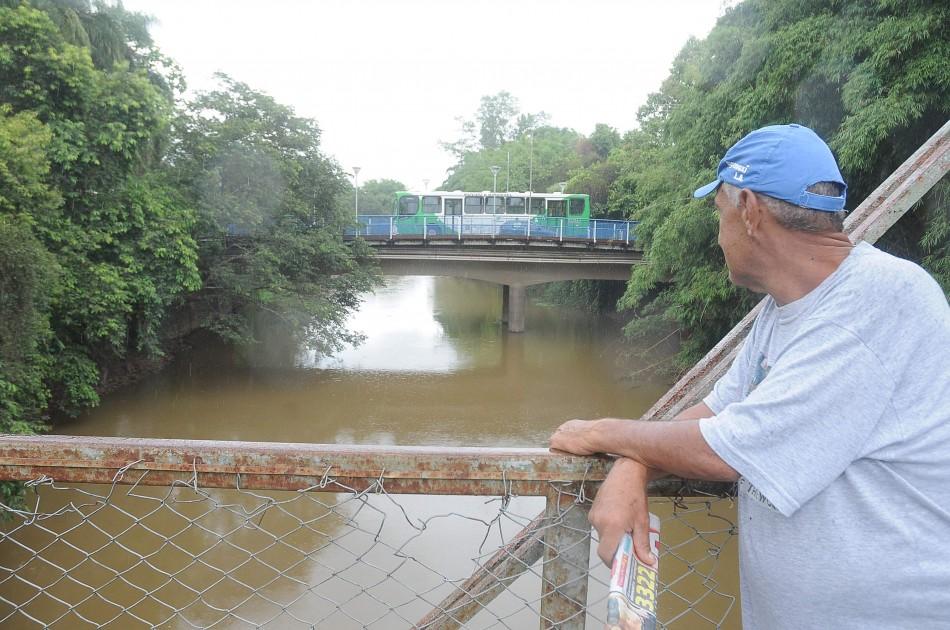 Elevação do nível do Rio Atibaia atrai população  ( Carlos Sousa Ramos/AAN)