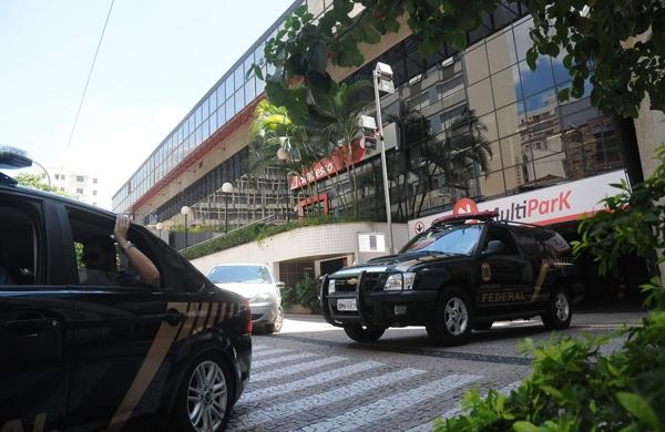 Policiais federais deixam o Shopping Jaragu&aacute; em Campinas ap&oacute;s opera&ccedil;&atilde;o em unidade de ensino ( Carlos Sousa Ramos/AAN)