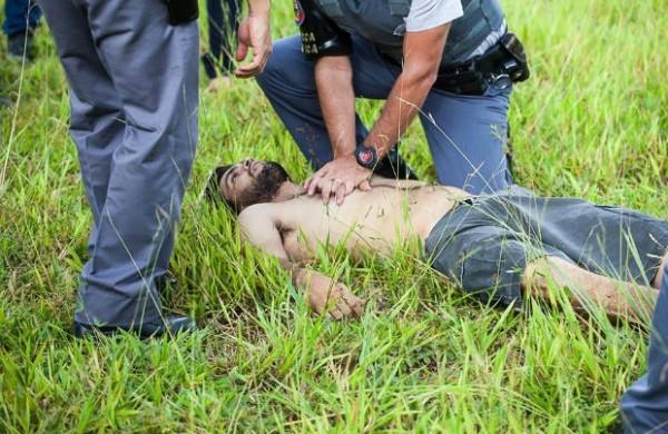 Policiais ainda chegaram a fazer massagens para tentar ressuscitar o rapaz (Rafa Mendes/Divulga&ccedil;&atilde;o)