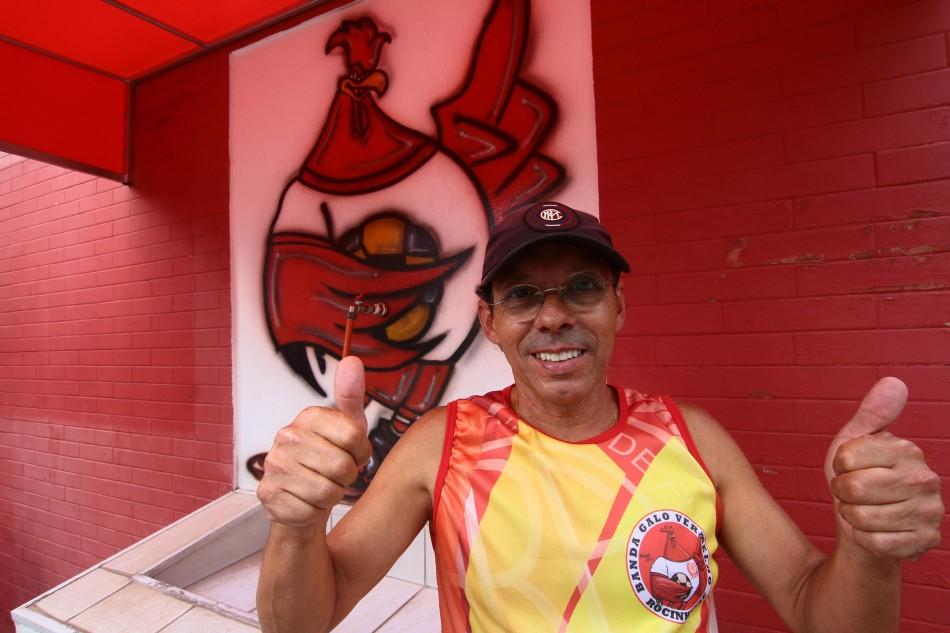 Euder Moreira, da banda Galo Vermelho, promete animar os foli&otilde;es com marchinhas pelas ruas centrais; alternativa para a falta de desfile  (Janaína Ribeiro/AAN)