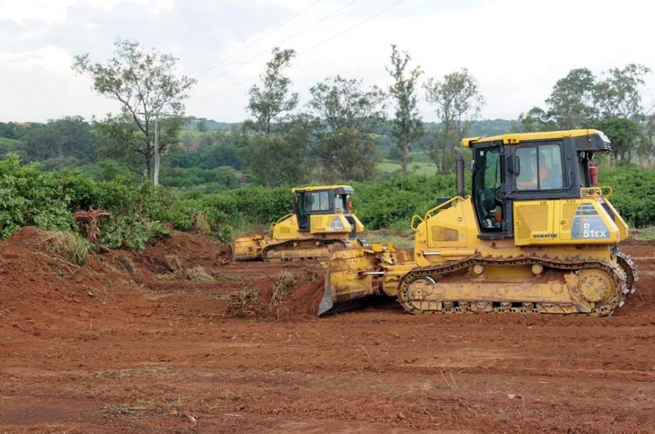 Foi retomada a terraplanagem para a constru&ccedil;&atilde;o de dois viadutos no entroncamento da Rodovia dos Bandeirantes (no km 83) ( Divulgação)