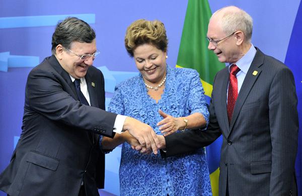 Presidente Dilma na c&uacute;pula Brasil-Uni&atilde;o Europeia com o presidente da Comiss&atilde;o Europeia, Jos&eacute; Manuel Dur&atilde;o Barroso, e do Conselho Europeu, Herman Von Rompuy (France Press)