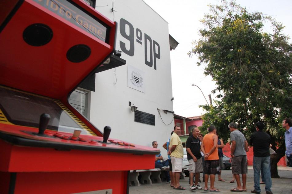 Comerciantes e moradores protestaram contra o fechamento do 9&ordm; Distrito Policial de Camp (Camila Ferreira/AAN)