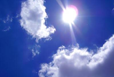 Devido à falta de nuvens, o céu fica mais aberto, há mais radiação solar e, por isso, aumento da temperatura e da sensação de calor (Divulgação )
