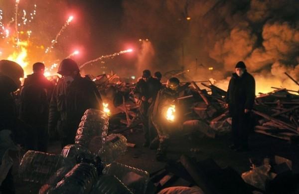 A Pra&ccedil;a da Independ&ecirc;ncia, no centro de Kiev, transformada em pra&ccedil;a de guerra (France Press)