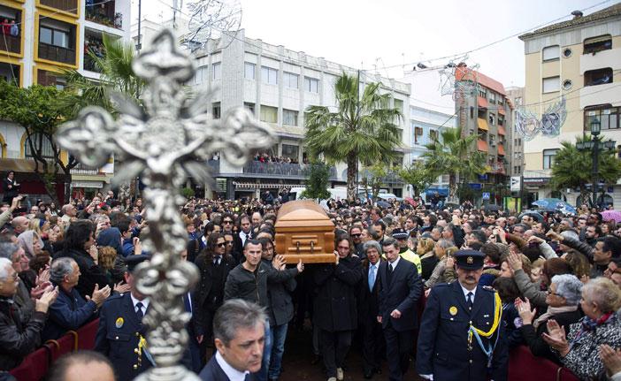 Milhares acompanharam o vel&oacute;rio e o enterro do m&uacute;sico, em sua cidade Natal (AFP)