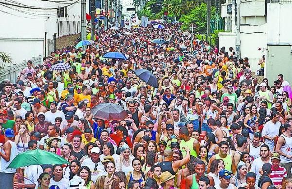 Multidão "pula" em direção ao Convivência no bloco da City Banda (Rodrigo Zanotto/Especial para a AAN)
