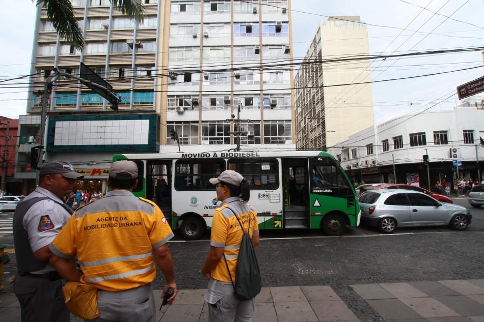 Batida entre &ocirc;nibus e Celta bateram e causaram lentid&atilde;o no tr&acirc;nsito da Avenida Francisco Glic&eacute;rio ( Janaína Ribeiro/Especial a AAN )