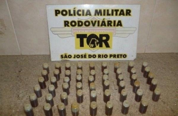 Frascos de lan&ccedil;a-perfume apreendidos em ve&iacute;culo (Divulgação)