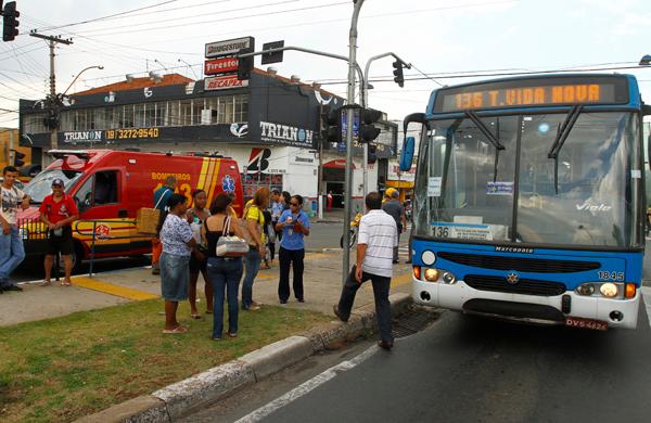 O acidente envolveu um &ocirc;nibus da linha 136 que seguia rumo ao Terminal Vida Nova ( Gustavo Tilio/Especial para a AAN)