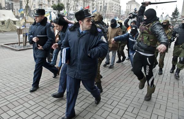 Manifestantes e agentes do governo ucraniano se enfrentam em Kiev (France Press)
