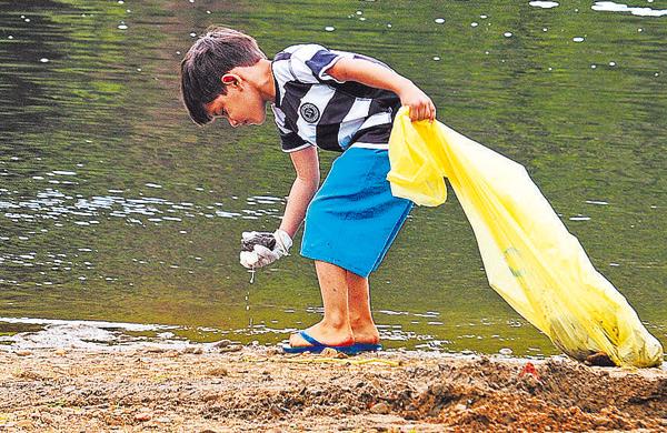 O garoto Enzo Lima (foto), 4 anos, foi um dos volunt&aacute;rios que participaram ontem do 20&ordm; Arrast&atilde;o Ecol&oacute;gico no Piracicaba (Antonio Trivelin)