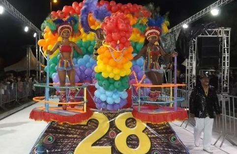 Mais de 4.500 assistiram ao desfile nas arquibancadas montadas pela Prefeitura ( Divulgação)