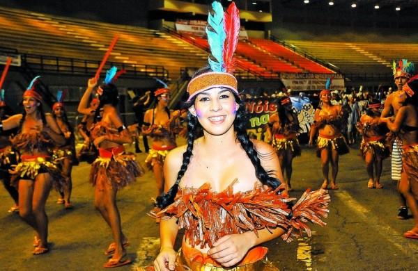 Foli&otilde;es do bloco Vai Quem Quer durante o desfile no Parque Brasil 500 ( Carlos Sousa Ramos/AAN)