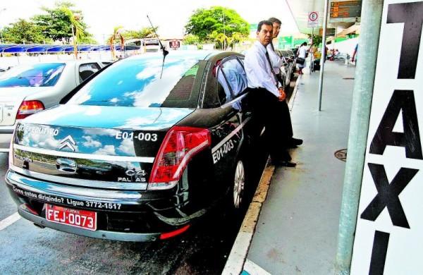 Taxista Jos&eacute; Luiz Soligo Junior &eacute; um dos poucos que sabe falar ingl&ecirc;s (Janaína Maciel/AAN)