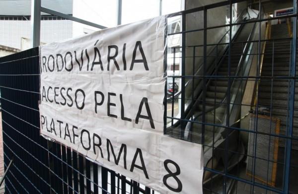 Acesso &agrave; escada rolante interditado com grades desde o final de 2013   ( Janaína Maciel/Especial a AAN )