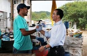 O prefeito Bill cumpimenta cooperado na Coopersonhos, em Nova Odessa  ( Divulgação)