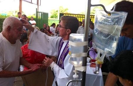 Sacerdote coloca cinzas bentas na teste de fiel, simbolizando a morte para o pecado e a convers&atilde;o para nova vida ( Cedoc/RAC)