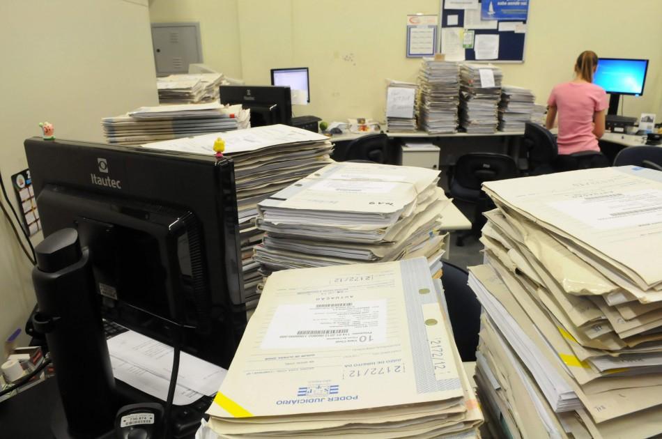 Funcionária em meio a pilha de processos na Cidade Judiciária  (Edu Fortes/AAN)