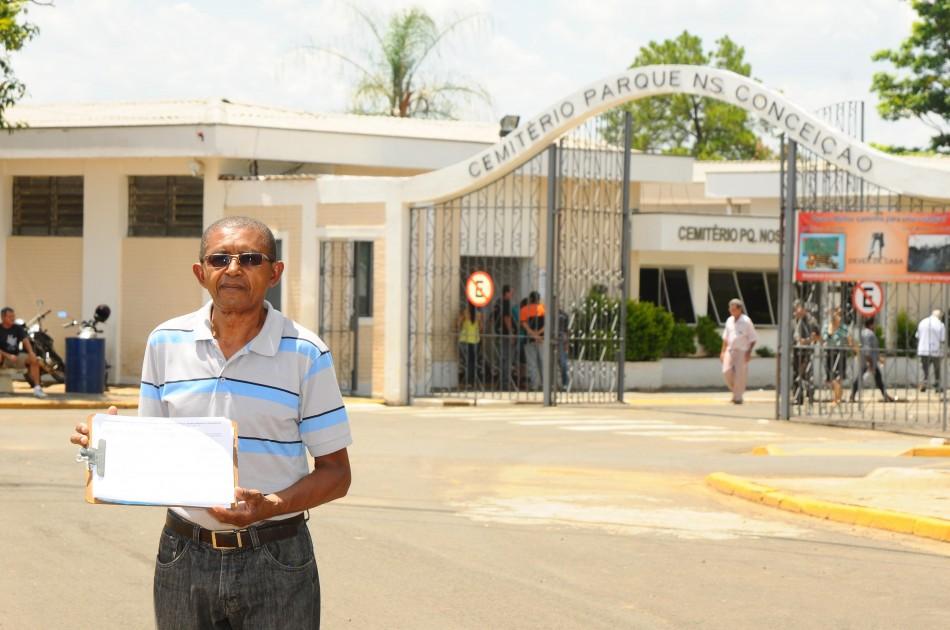 Jo&atilde;o Mata mostra abaixo-assinado contra a realiza&ccedil;&atilde;o dos desfiles do Carnaval na Estrada dos Amarais (Elcio Alves/AAN)