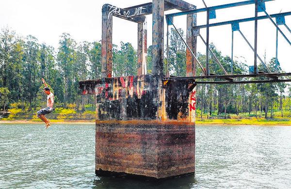 Jovem salta na represa do Horto Florestal, em Sumaré: pilar de concreto denuncia nível baixo do reservatório que abastece a cidade  ( Dominique Torquato/AAN)