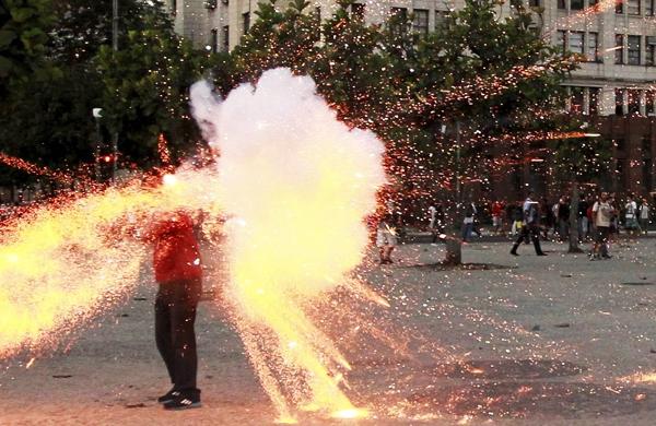 Cinegrafista foi atingido por um roj&atilde;o quando cobria um protesto no Rio de Janeiro (France Press)