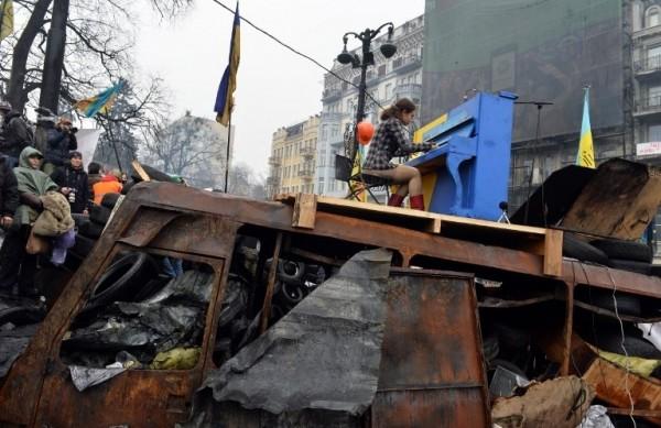 Apresenta&ccedil;&atilde;o musical aconteceu na barricada mais famosa de Kiev, erguida na Pra&ccedil;a Independ&ecirc;ncia (France Press)