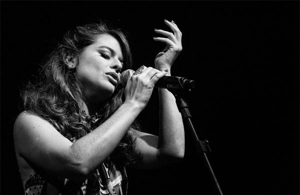 Luiza ainda transforma a balada pop &quot;Fields of Gold&quot;, de Sting, em uma m&uacute;sica genuinamente brasileira ( Divulgação)