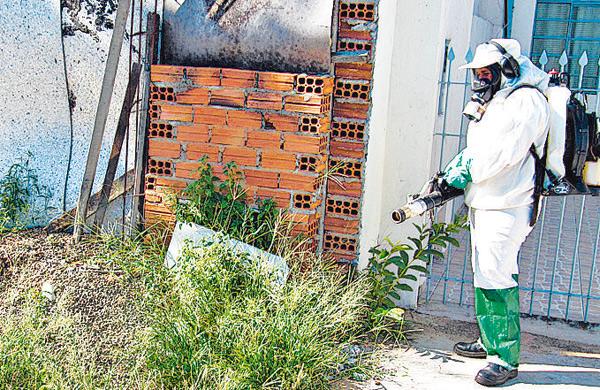 Agente fez nebuliza&ccedil;&atilde;o contra a dengue no bairro Noiva da Colina (Joacir Cury)