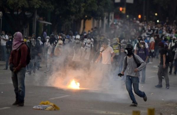 Nas ruas de Caracas, 3 mil estudantes foram interpelados por cerca de 300 policiais de choque (France Press)