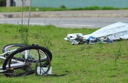 Homem morreu na hora e a motorista de carro entrou em choque ( Divulgação)