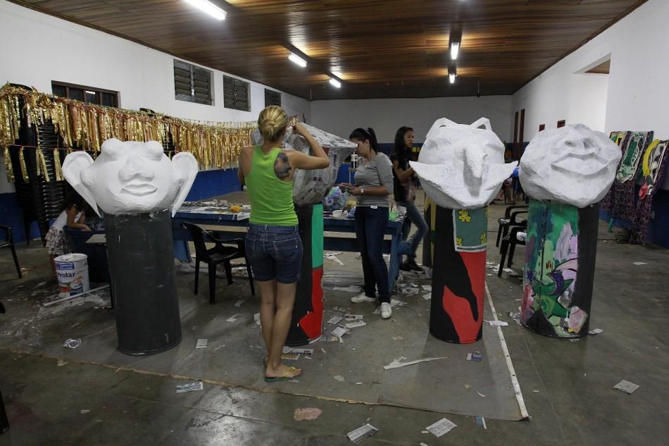 Membros do bloco Unidos da Tribo fazem bonecos para o Carnaval ( Leandro Ferreira/AAN)