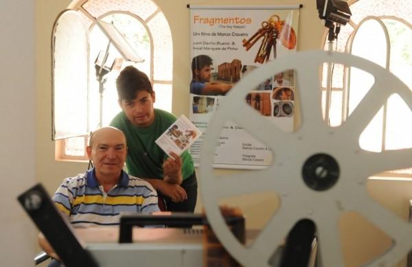 Marcos Craveiro, diretor, e Danilo Bueno (em p&eacute;), roteirista e protagonista de  'Fragmentos' ( Edu Fortes/AAN)