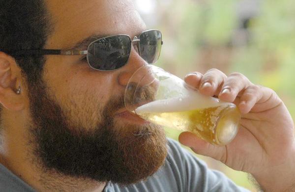 Atualmente, para ser considerada cerveja, a bebida precisa ter, no mínimo, 55% de cevada malteada e adição de lúpulo na fórmula (Agência Brasil)