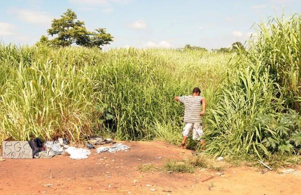 Usu&aacute;rio de drogas em &aacute;rea com ac&uacute;mulo de lixo no meio do matagal ( Carlos Sousa Ramos/AAN)