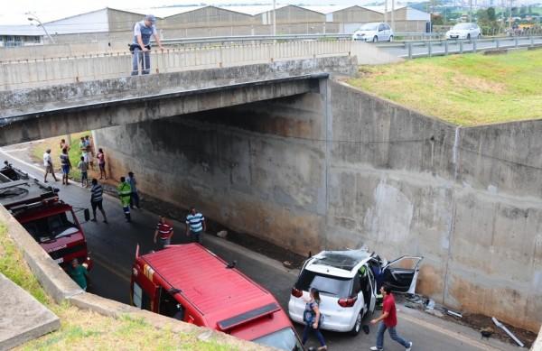 Equipes prestaram socorro &agrave;s v&iacute;timas do acidente ocorrido domingo de manh&atilde; em viaduto na Rodovia Zeferino Vaz, acesso ao bairro Real Parque: motorista do Gol verde suspeito de provocar trag&eacute;dia se apresentou (Élcio Alves/ AAN)