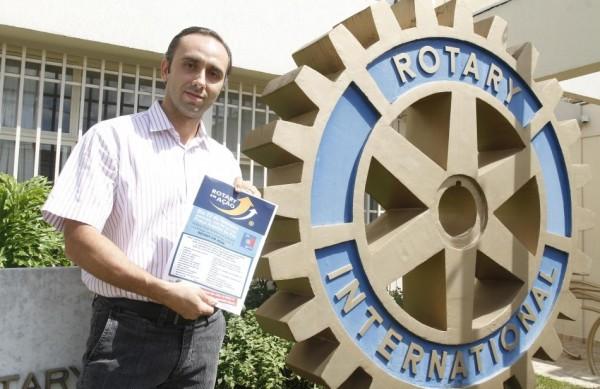 O coordenador Eduardo Nasser mostra folder com programa&ccedil;&atilde;o (Gustavo Tilio/Especial para a AAN)