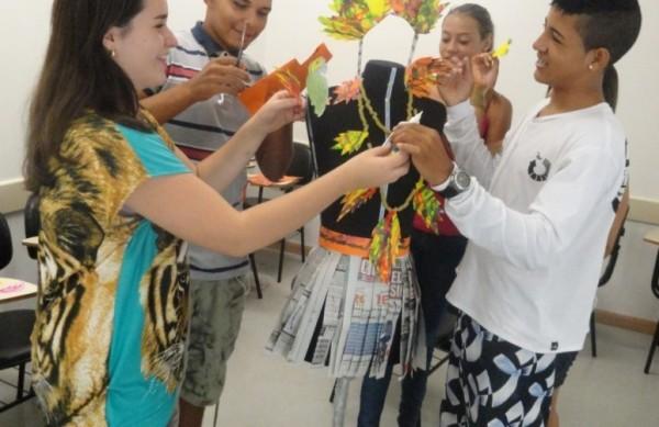 Alunos de cursos fizeram fantasias e m&aacute;scaras ( Divulgação)