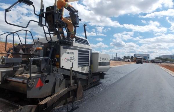 Concession&aacute;ria est&aacute; pavimentando e iniciando a instala&ccedil;&atilde;o de defensas met&aacute;licas ( Divulgação)
