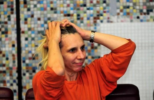 A atriz Denise Stoklos apresenta 'Carta ao Pai' ( Cedoc/RAC)