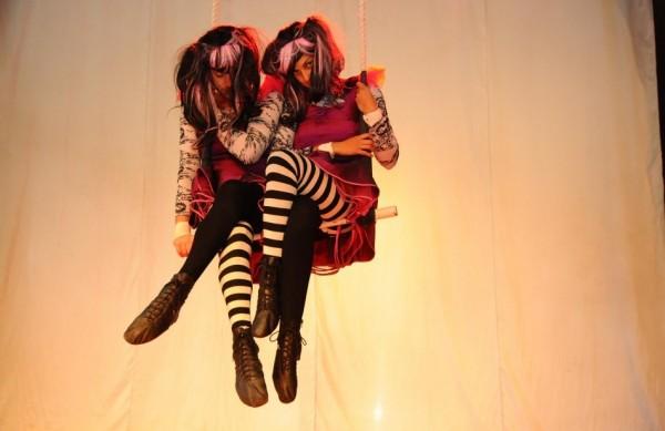 Cena do espet&aacute;culo 'O Imprevis&iacute;vel Circo da Lua', do grupo teatral Paraladosanjos (Érica Dezonne/ ANN)
