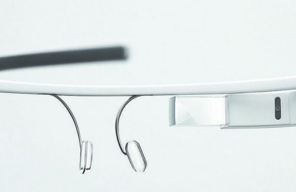 O Google Glass, acima, é um dispositivo que tem câmera e acesso à internet, com funções básicas e práticas como localização e agenda (Divulgação)