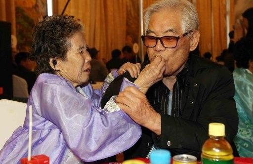 Irm&atilde;os se reencontram ap&oacute;s d&eacute;cadas separados pela guerra (France Presse)