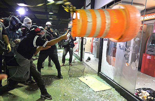 Black blocs arrebentam vidro de ag&ecirc;ncia banc&aacute;ria na capital paulista durante manifesta&ccedil;&atilde;o  (AFP)